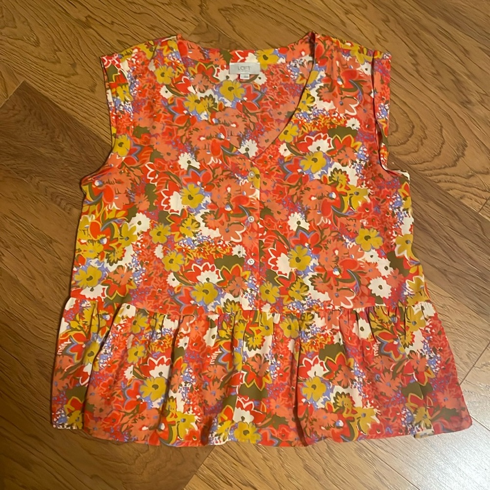 Like new Loft sleeveless blouse. Size large.